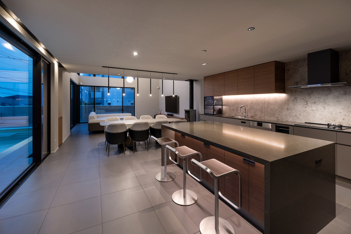 心地よい灯がつくる陰影が素材感を引き立てるキッチン