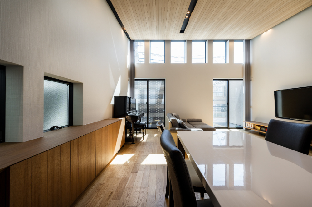 【神戸】開放的な高窓から自然光をたっぷりと取り込むLDK