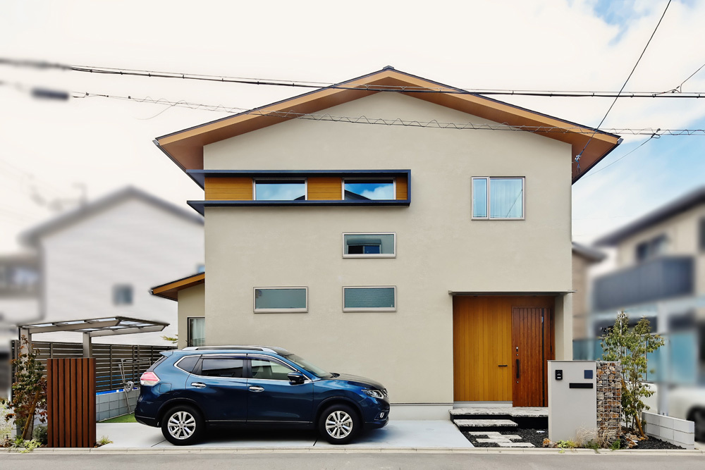 やわらかな光に包まれた、大きな吹抜けのある住まい｜吹き抜け×庭のある家