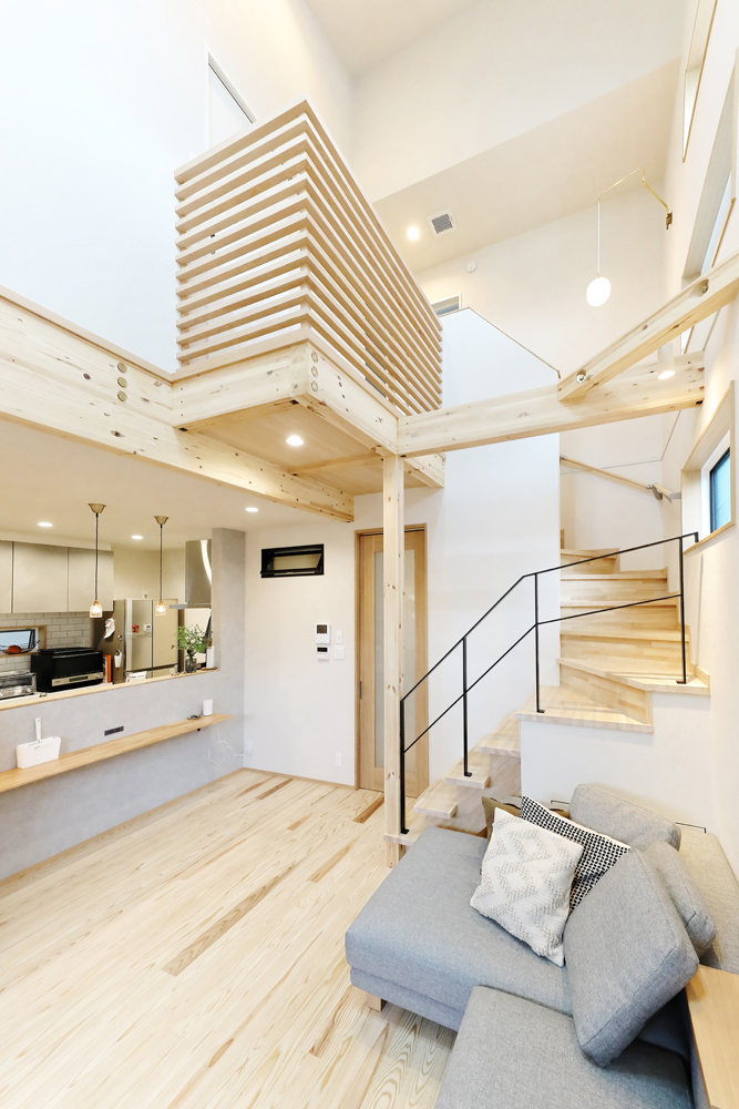 やわらかな光に包まれた、大きな吹抜けのある住まい｜吹き抜け×庭のある家