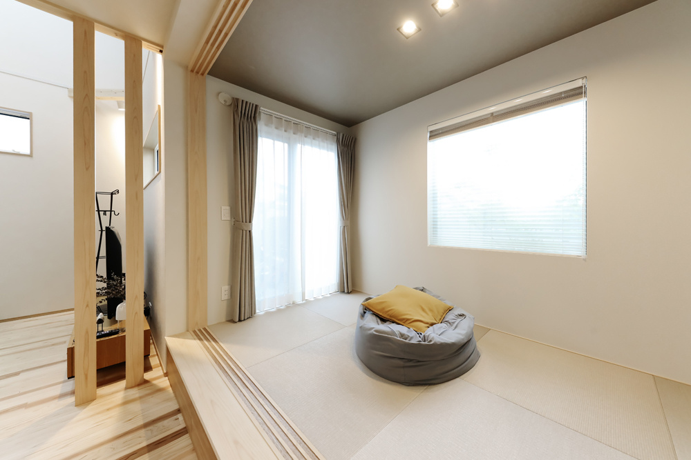 やわらかな光に包まれた、大きな吹抜けのある住まい｜吹き抜け×庭のある家