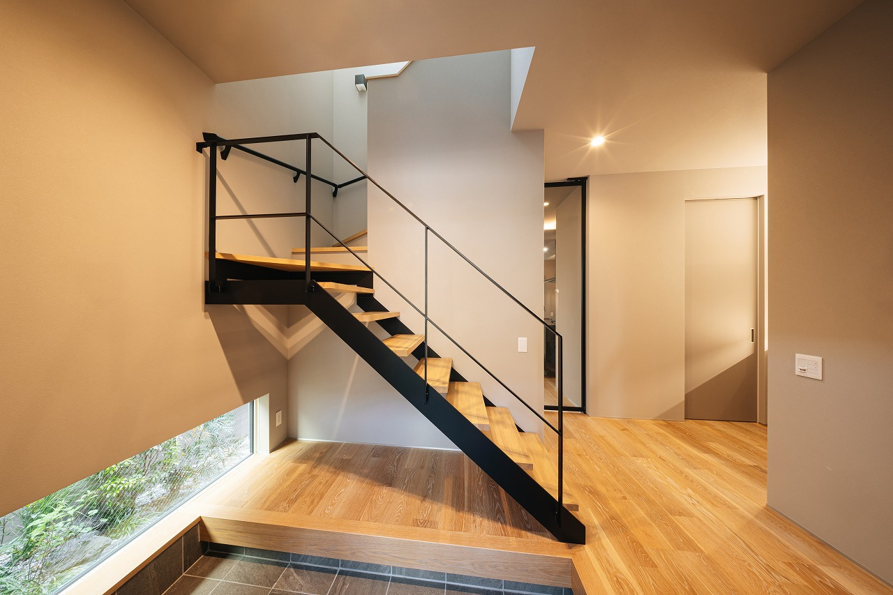 木とグレーでまとめた玄関ホール