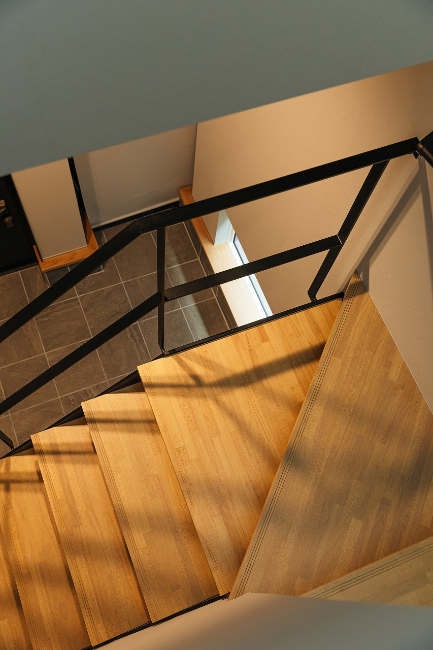 空間に抜け感をもたらすアイアン手すりの階段