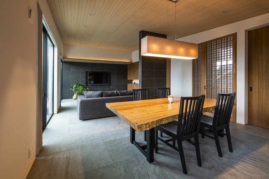 【神戸】水平ラインが美しく、大判タイルが高級感を漂わせるLDK