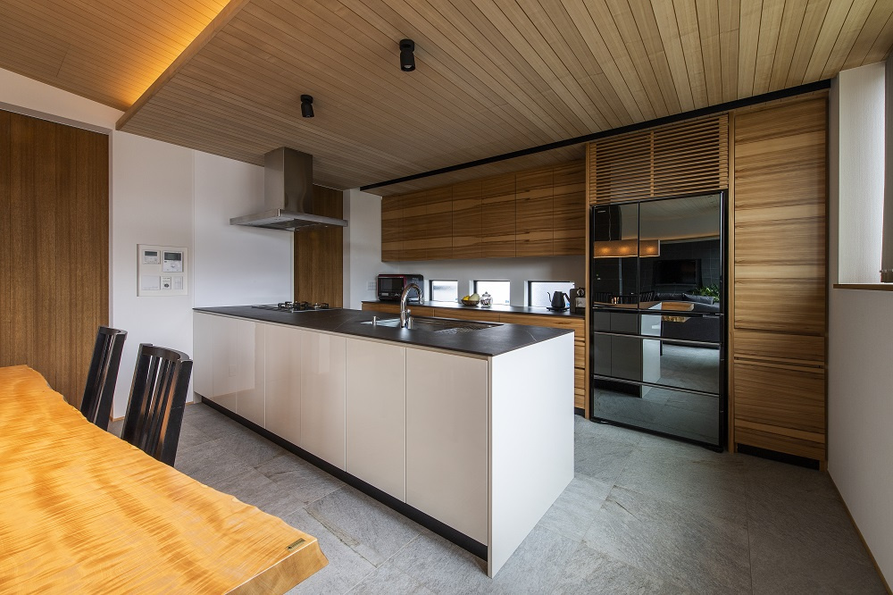 【神戸】造作収納で生活感をなくしてすっきりとしたキッチン