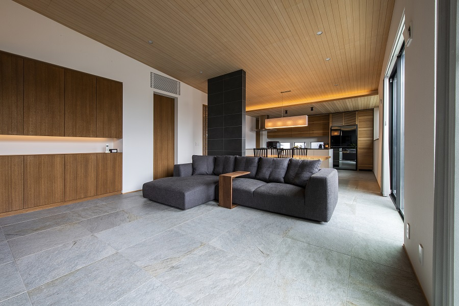 【神戸】大開口の窓から降り注ぐ陽光が心地良い明るいリビング