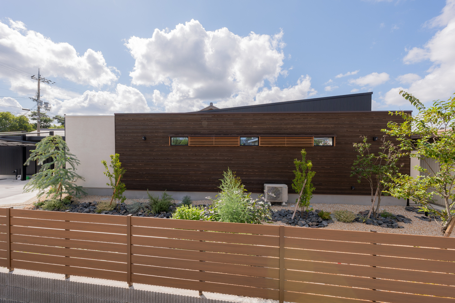 店舗のように洗練された板張りの外観