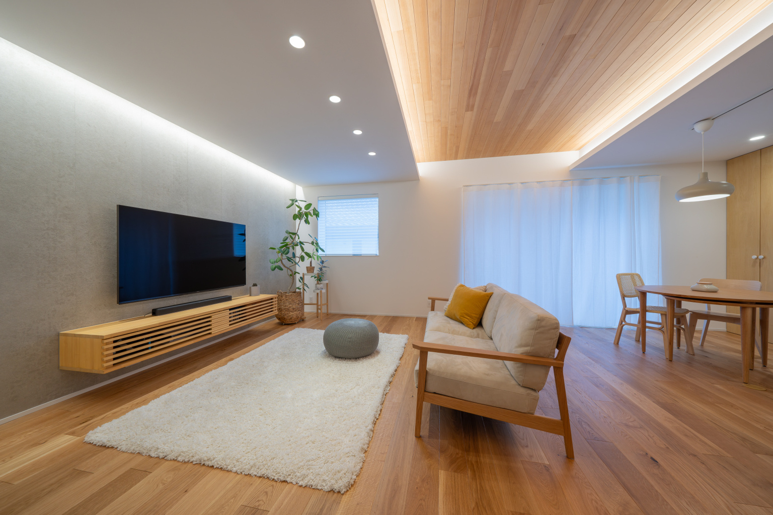 間接照明と折り上げ天井で広がりを演出したリビング