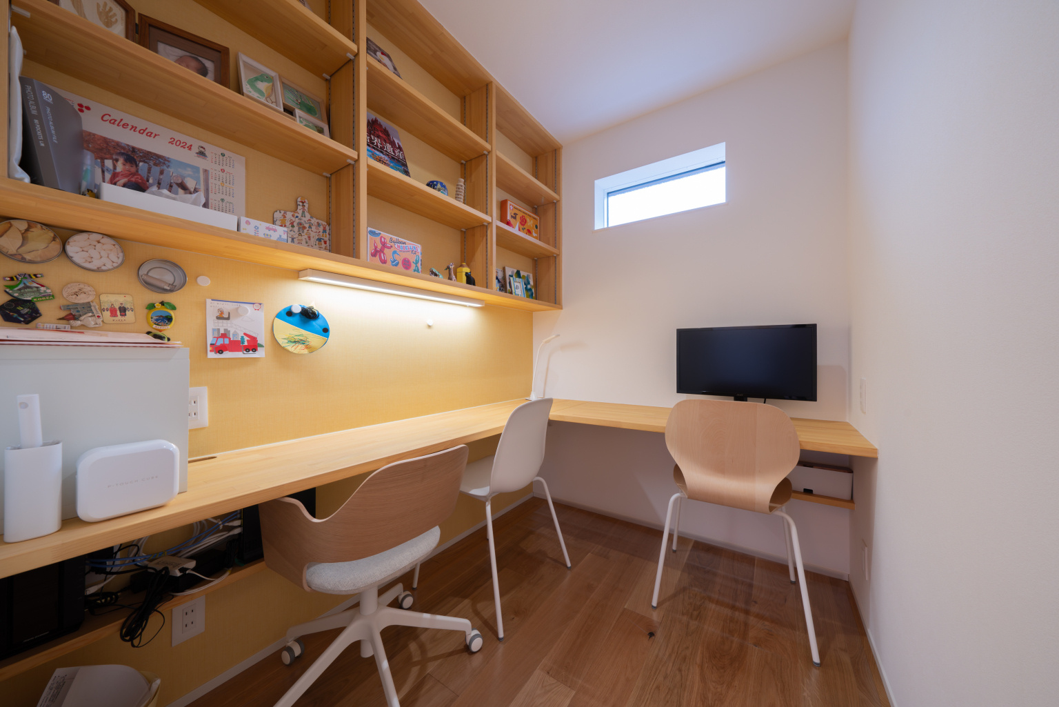 キッチンから見守れる多目的なスタディコーナー