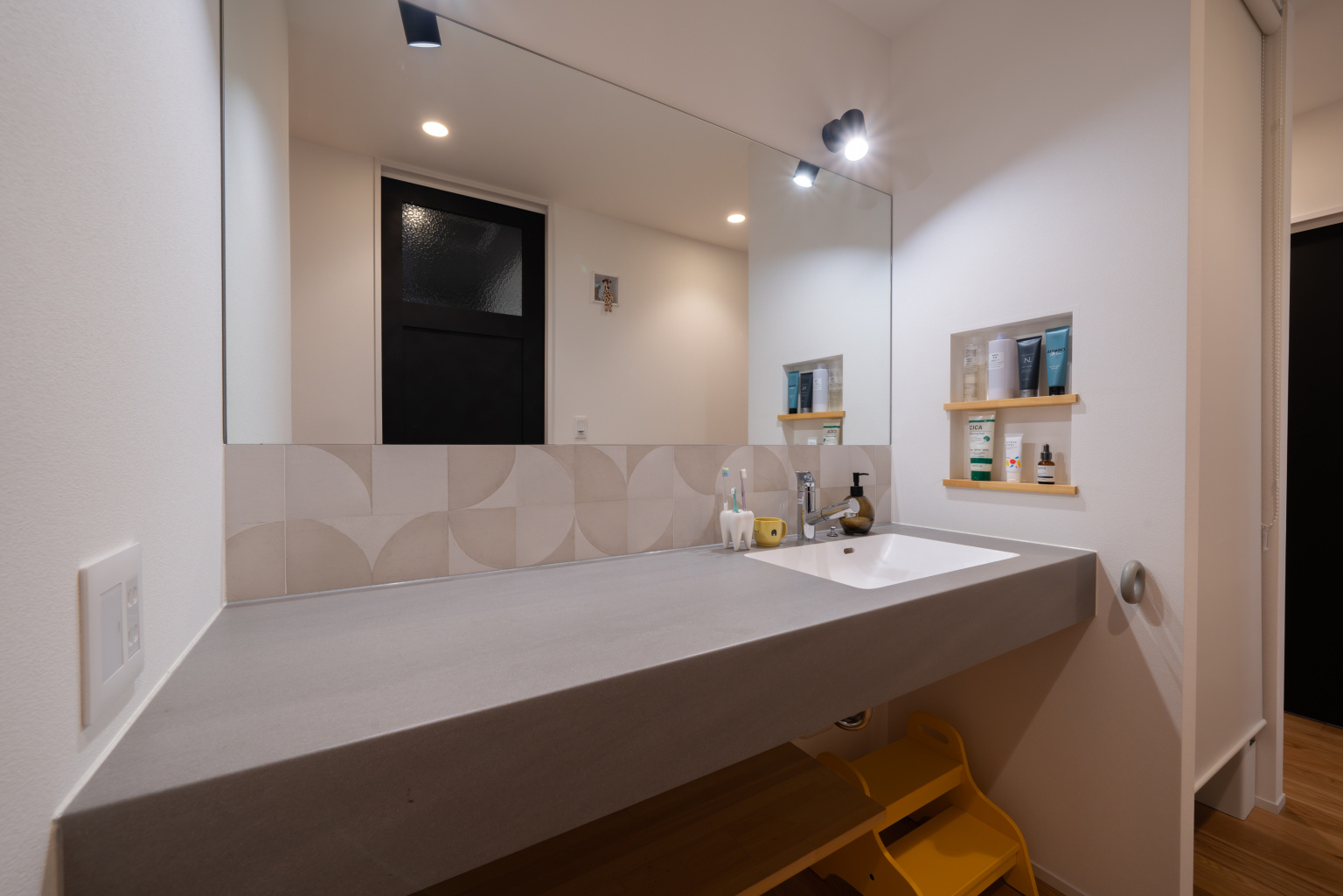  2人並んでもゆったり使える広々とした造作洗面台