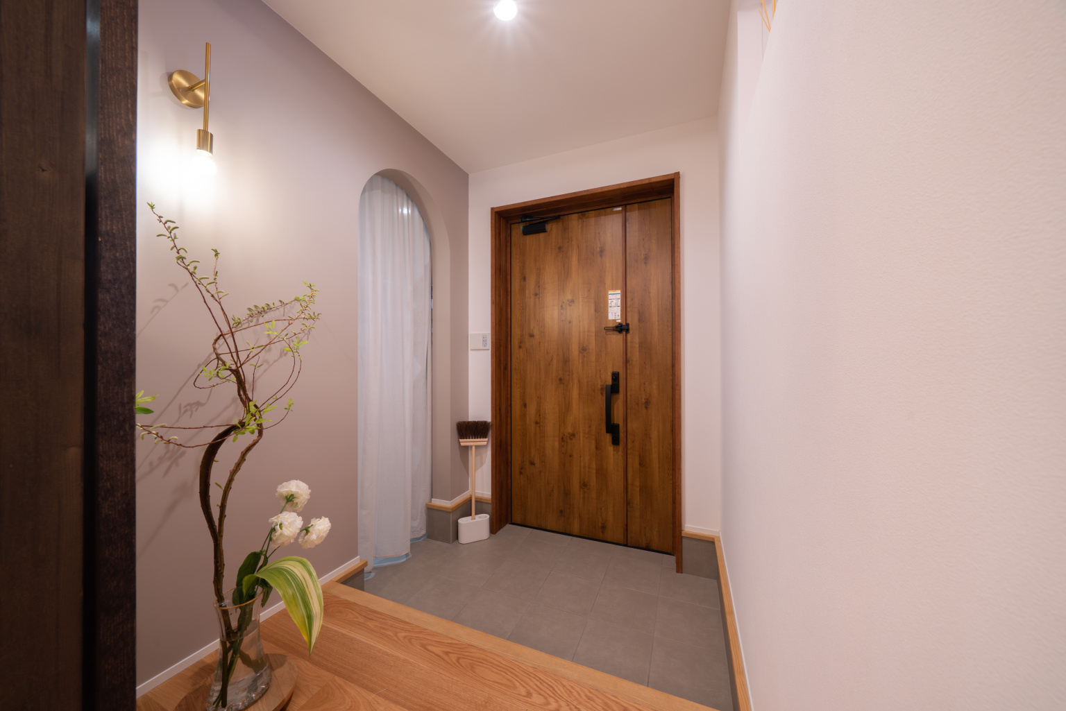 シースルー扉でリビングの気配を感じる玄関ホール