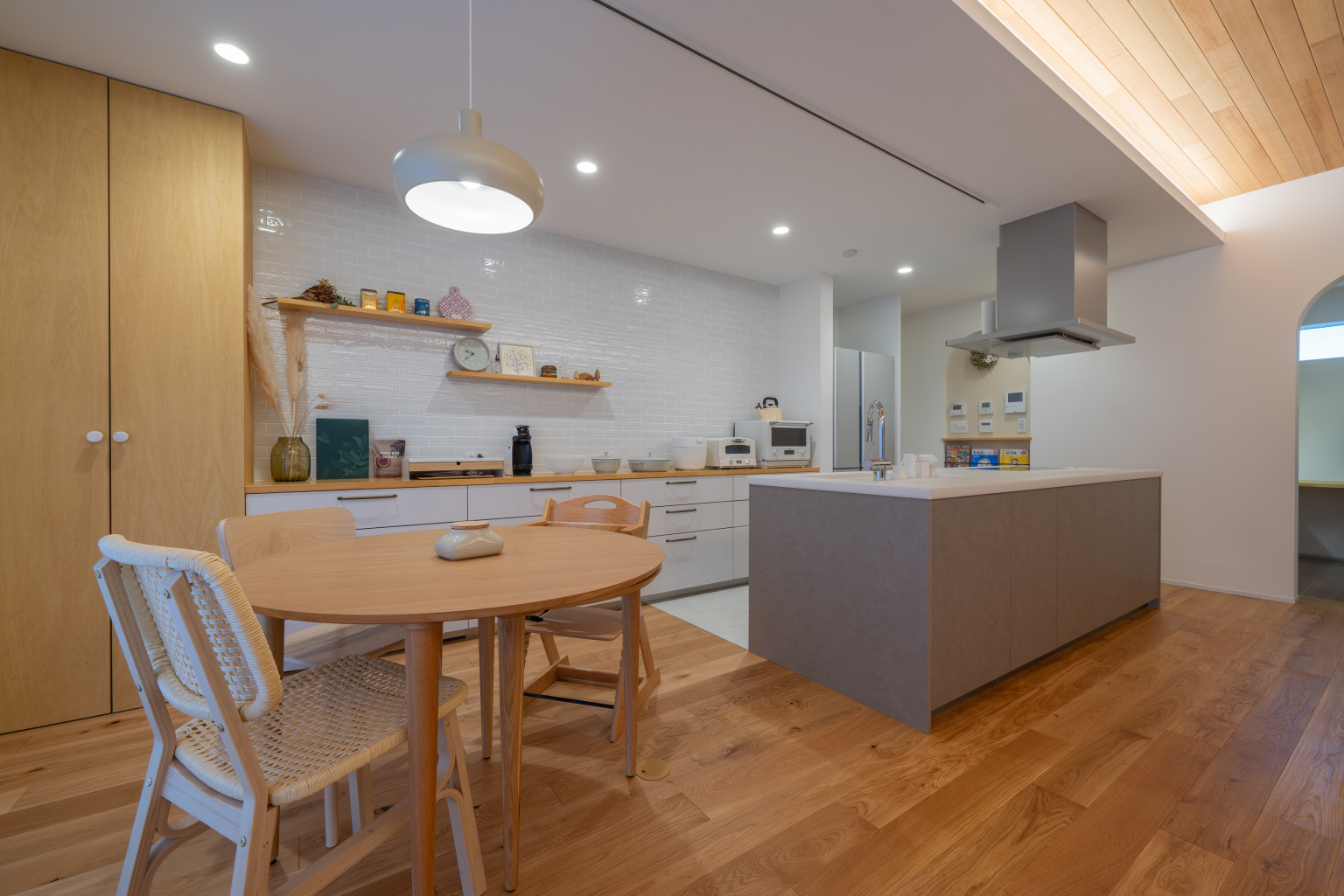 家族で料理を楽しめるフルフラットキッチン