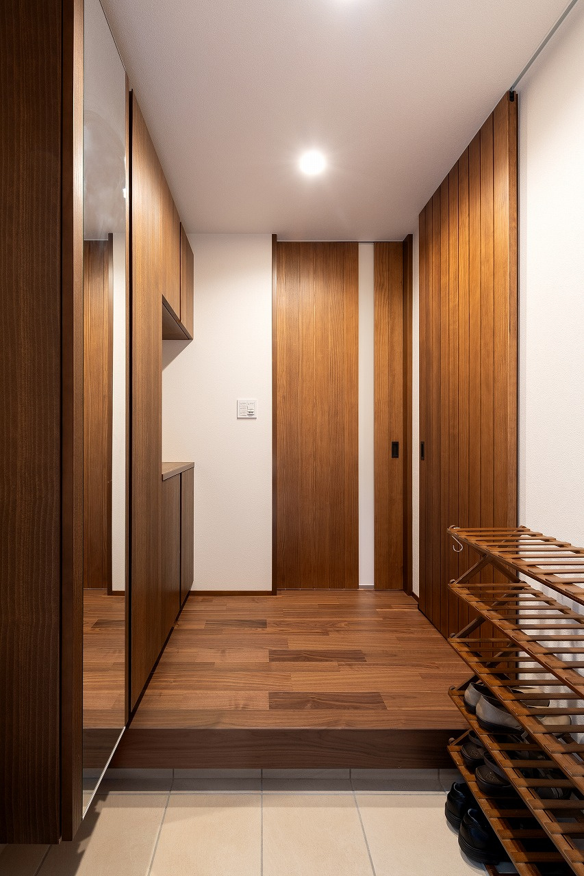 全体の色調が統一された、温もりを感じる玄関