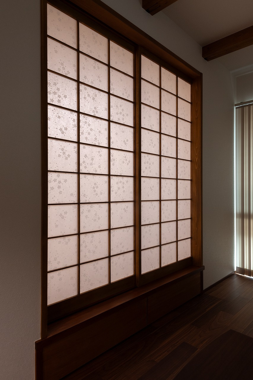 上品な華やかさを演出する桜柄の障子