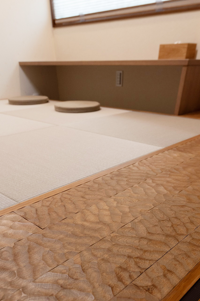 なぐり加工で空間にアクセントを。