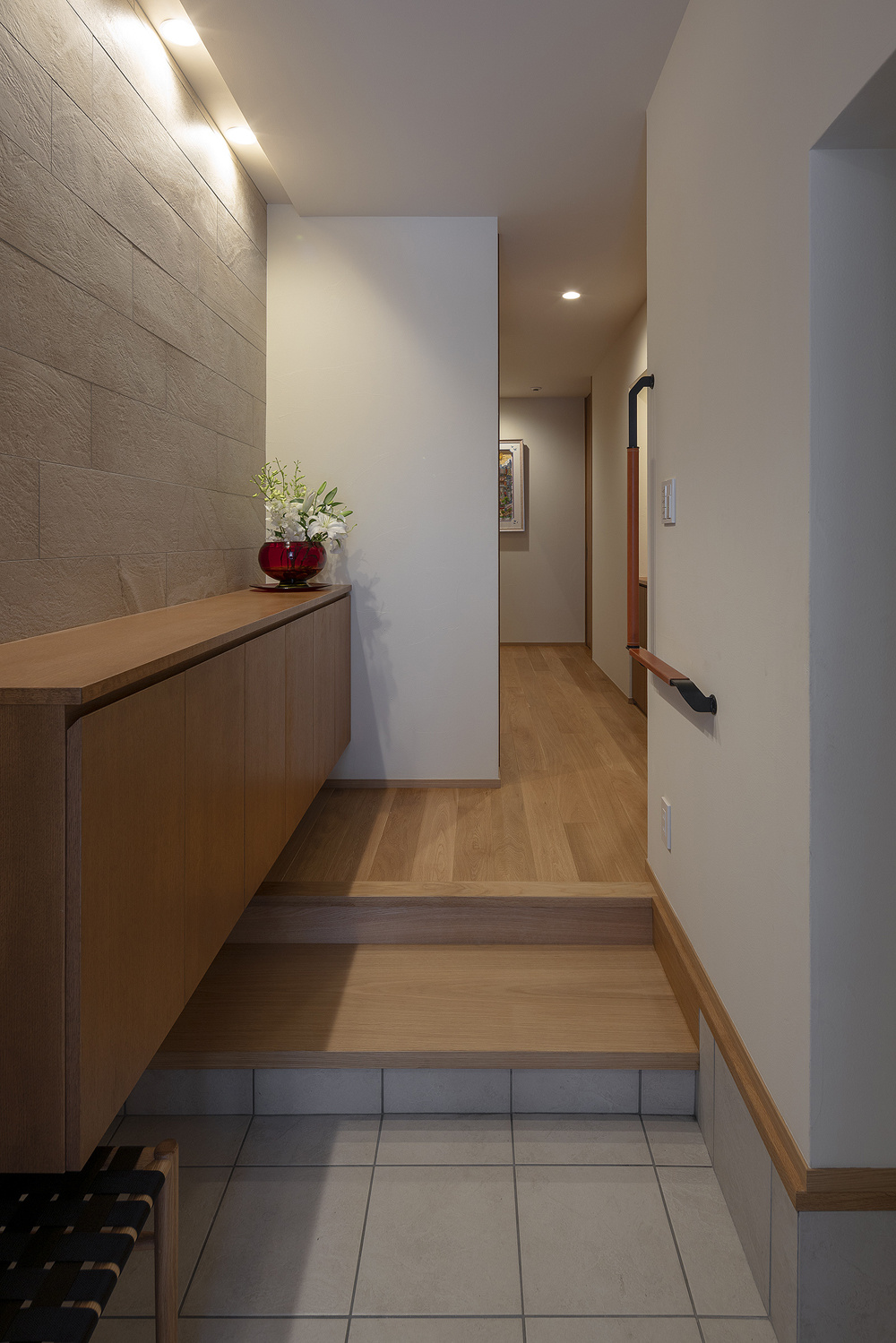 狭小住宅で叶えるビルトインガレージのあるおしゃれな二世帯住宅｜重量木骨×中庭のある家