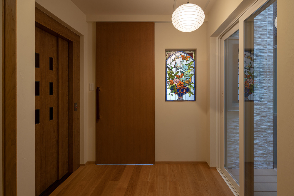 狭小住宅で叶えるビルトインガレージのあるおしゃれな二世帯住宅｜重量木骨×中庭のある家