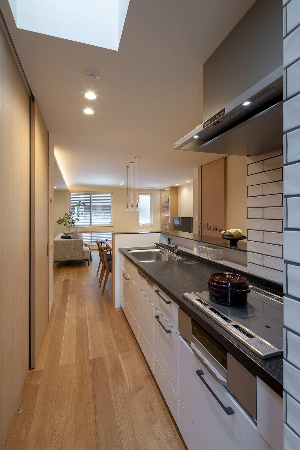 狭小住宅で叶えるビルトインガレージのあるおしゃれな二世帯住宅｜重量木骨×中庭のある家