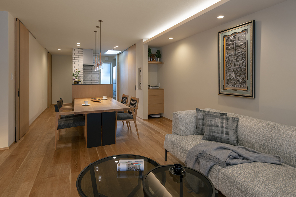 狭小住宅で叶えるビルトインガレージのあるおしゃれな二世帯住宅｜重量木骨×中庭のある家