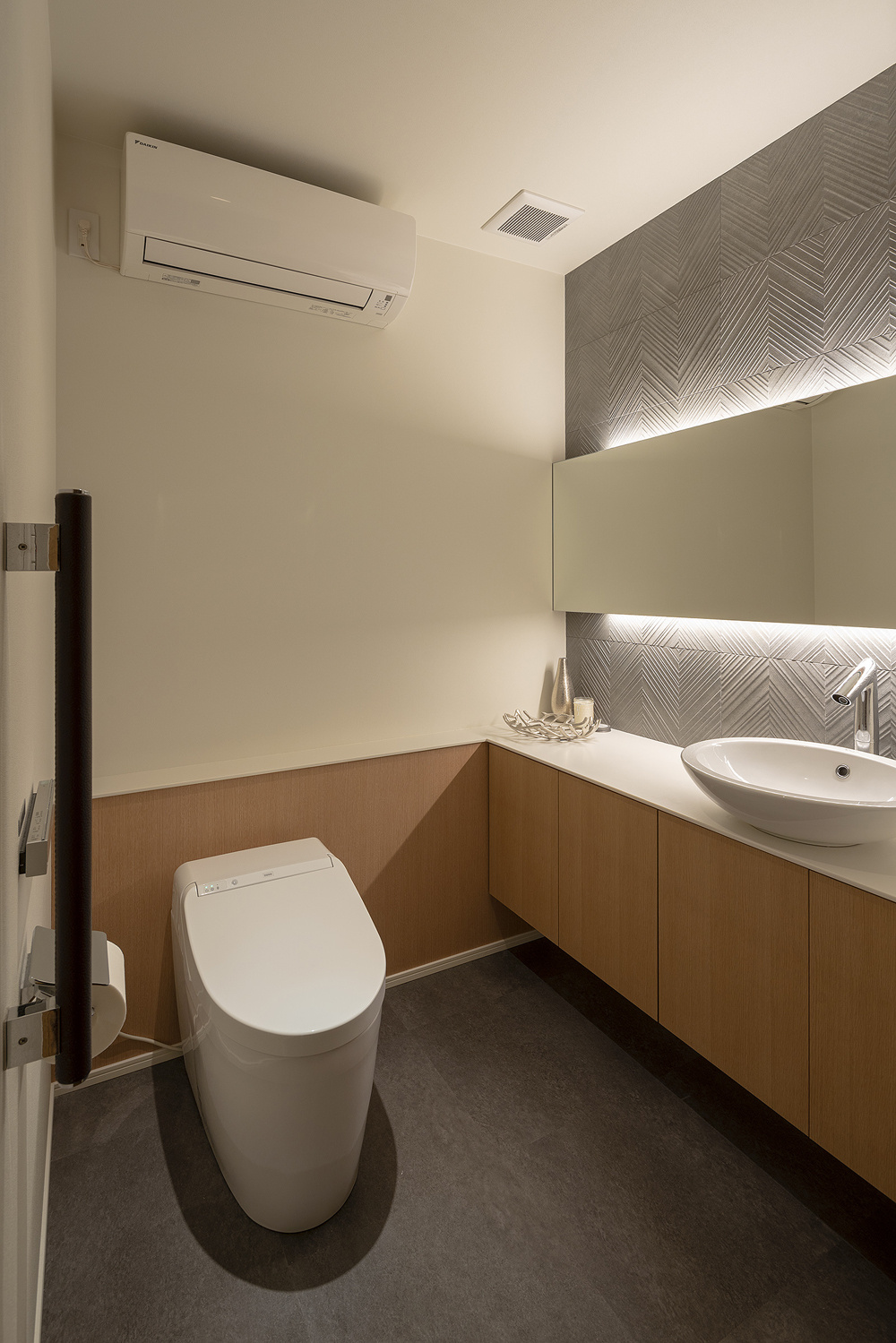 狭小住宅で叶えるビルトインガレージのあるおしゃれな二世帯住宅｜重量木骨×中庭のある家