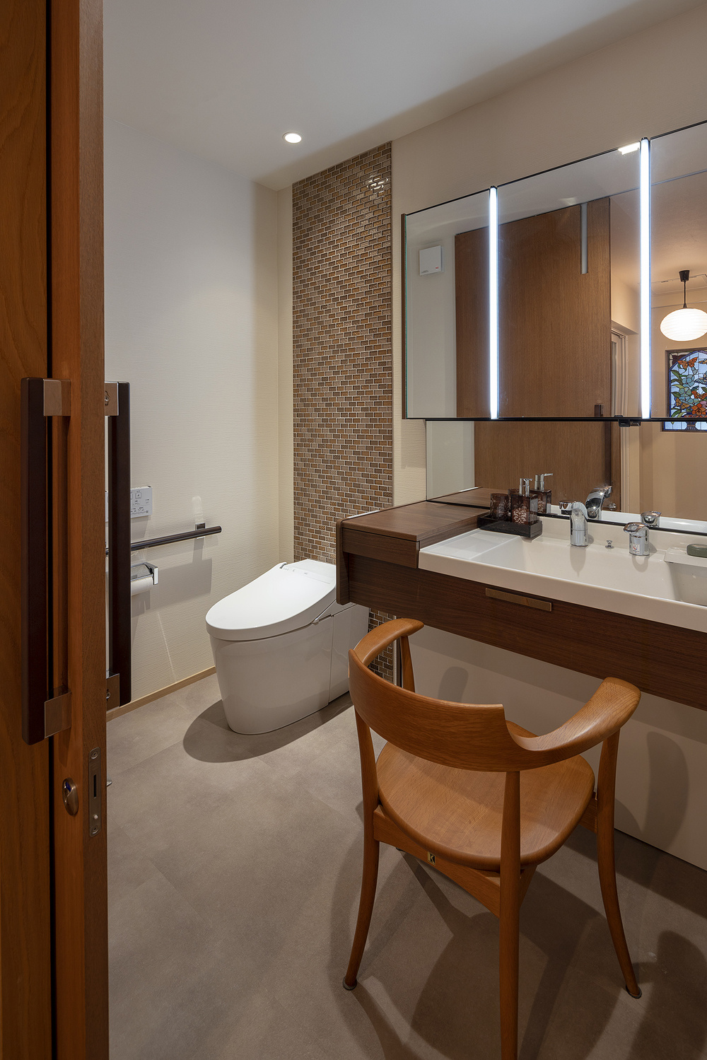 狭小住宅で叶えるビルトインガレージのあるおしゃれな二世帯住宅｜重量木骨×中庭のある家