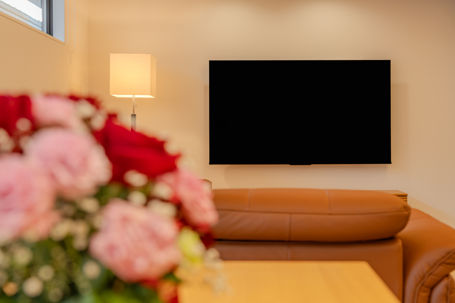 暮らしに溶け込む、シンプルで美しいテレビスペース