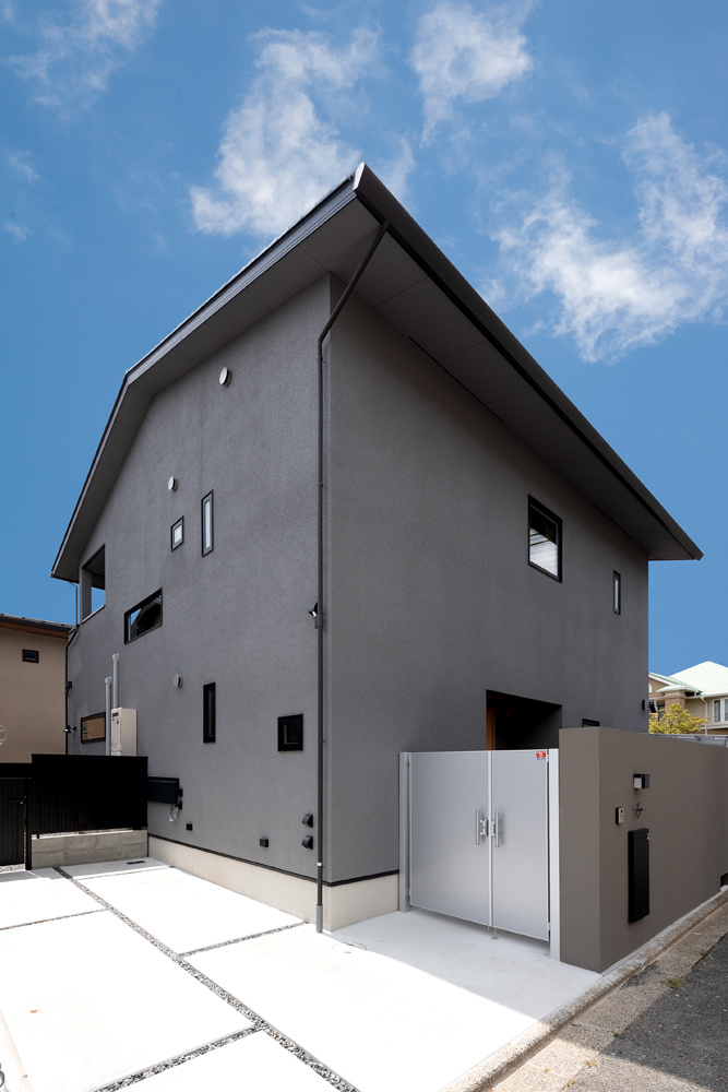  角地に建つシンプルモダンな外観、本物の木と思いのいっぱい詰まった家