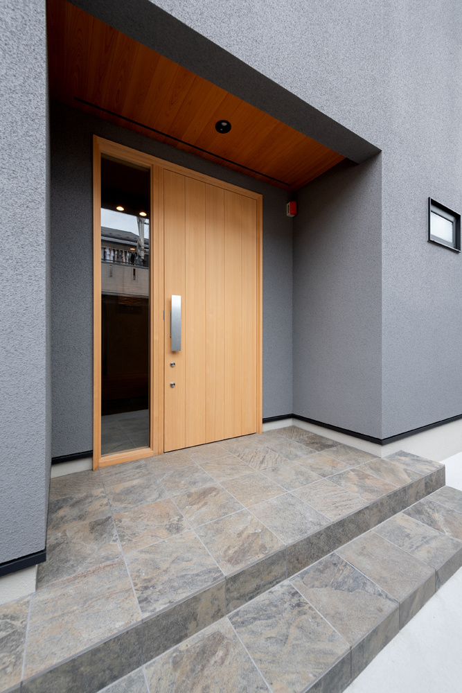  角地に建つシンプルモダンな外観、本物の木と思いのいっぱい詰まった家