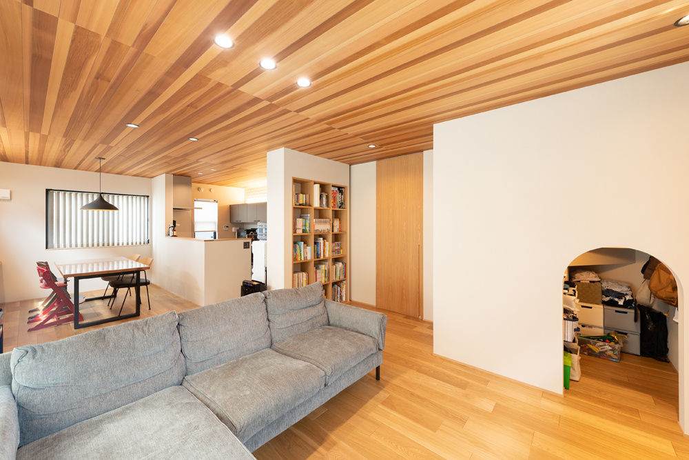  角地に建つシンプルモダンな外観、本物の木と思いのいっぱい詰まった家