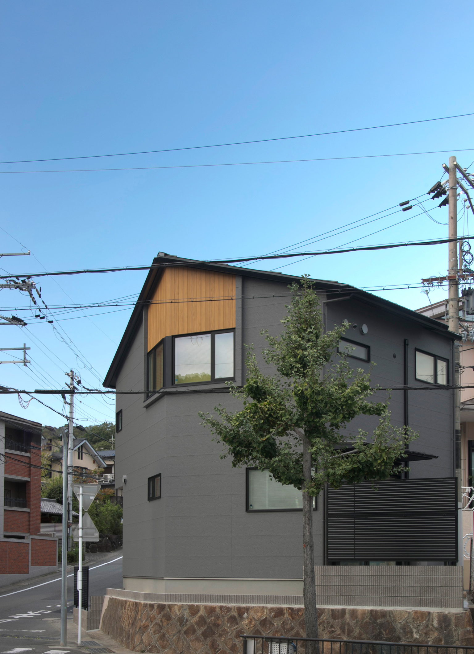 敷地に合わせた「五角形」の外観と、地震時の複雑な揺れに対する強靭な構造