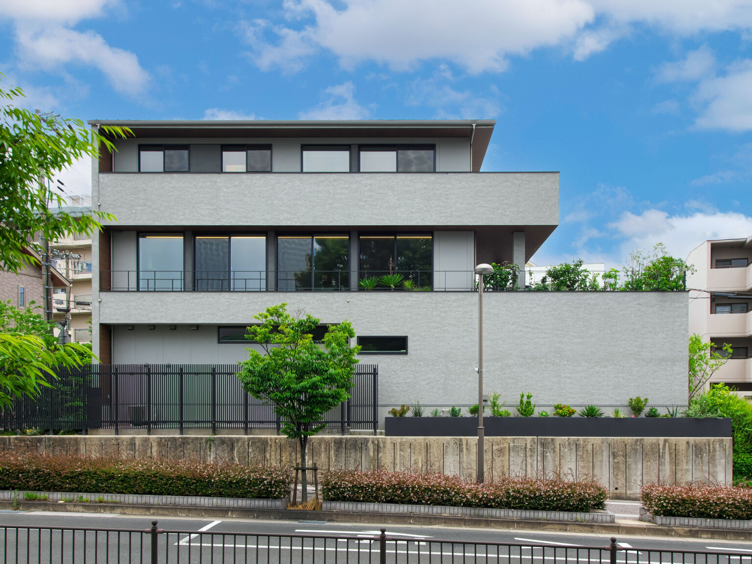 水平ラインを強調したファサードが、街並みに静かな存在感を与えます。