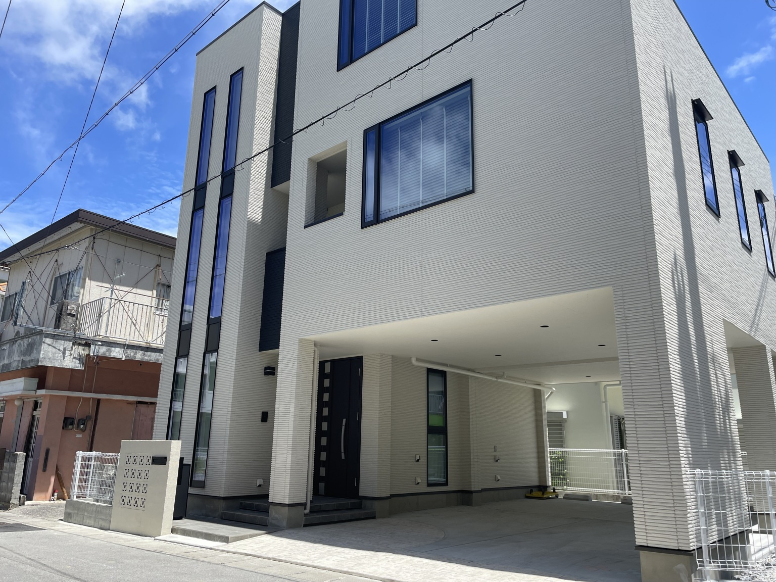 沖縄の狭小地に、3階建てのガレージハウスを