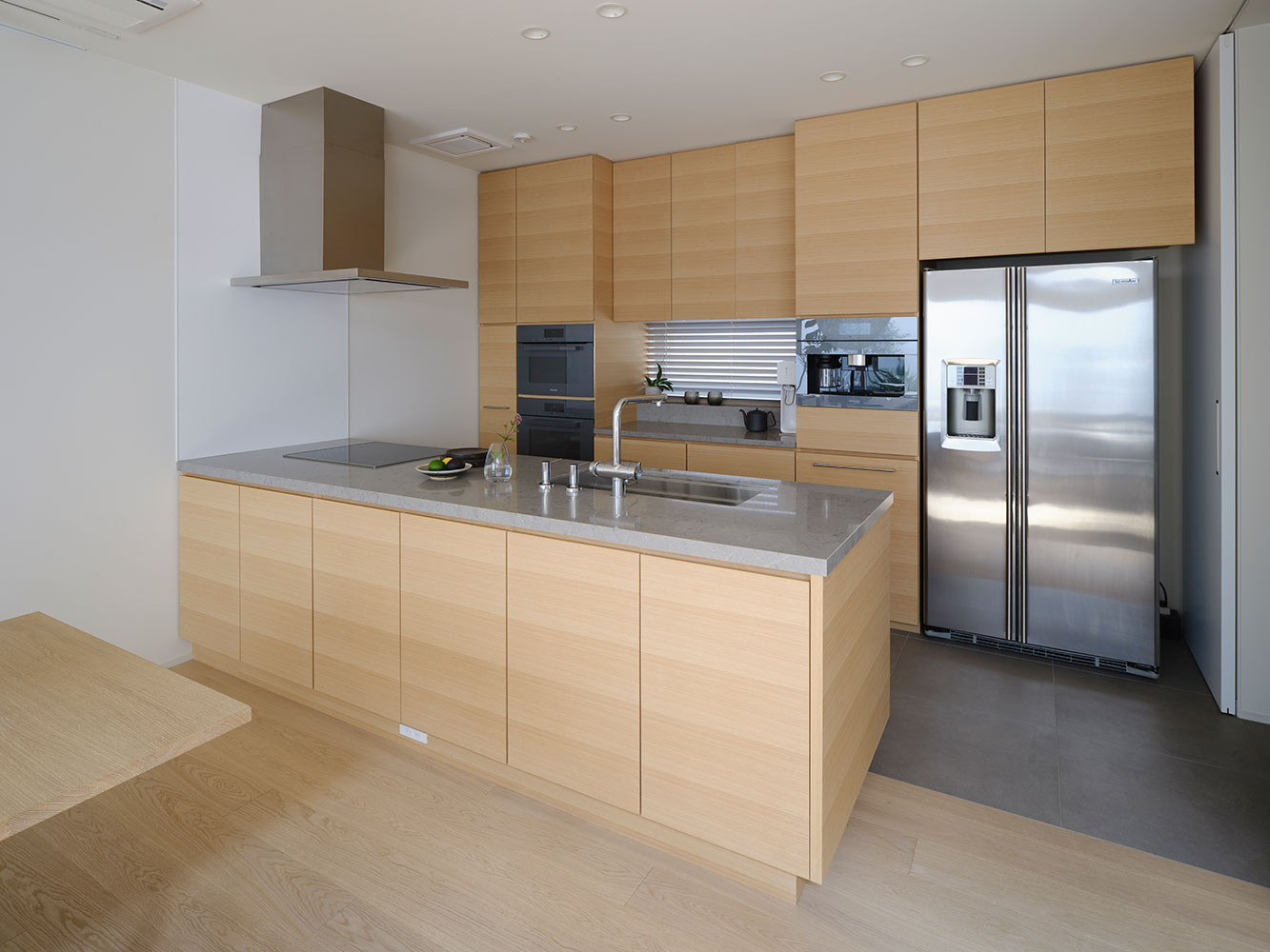 ドイツのプレミアムブランド「Miele（ミーレ）」の機器をフルラインナップで採用した、 TIMBER YARDオリジナルのオーダーキッチン