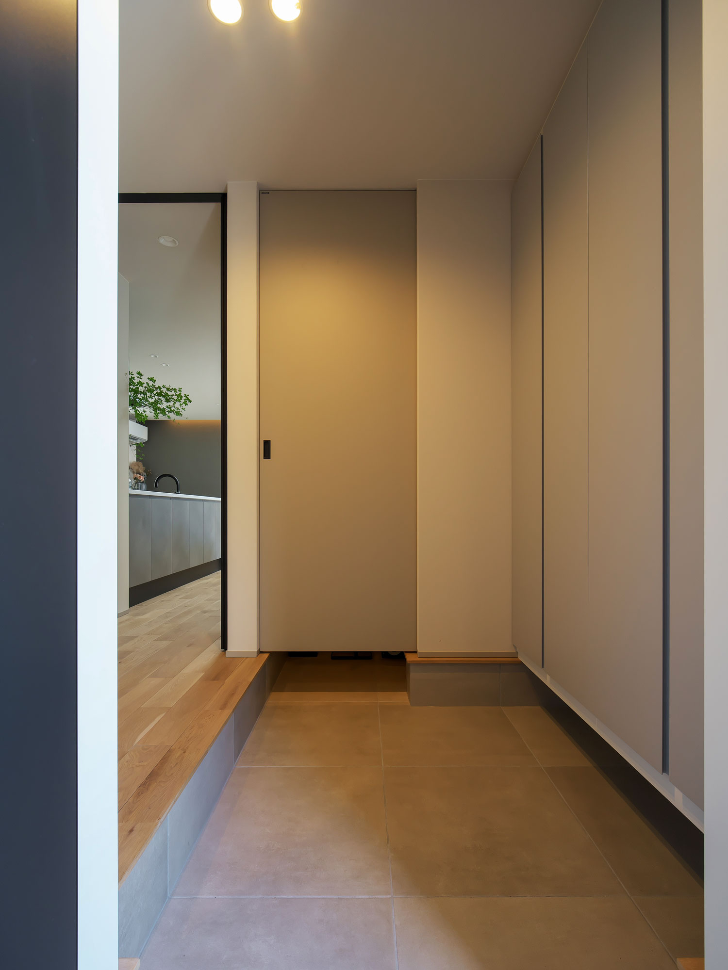 タイルや建具はグレージュをセレクトした、たっぷりの収納のある玄関。