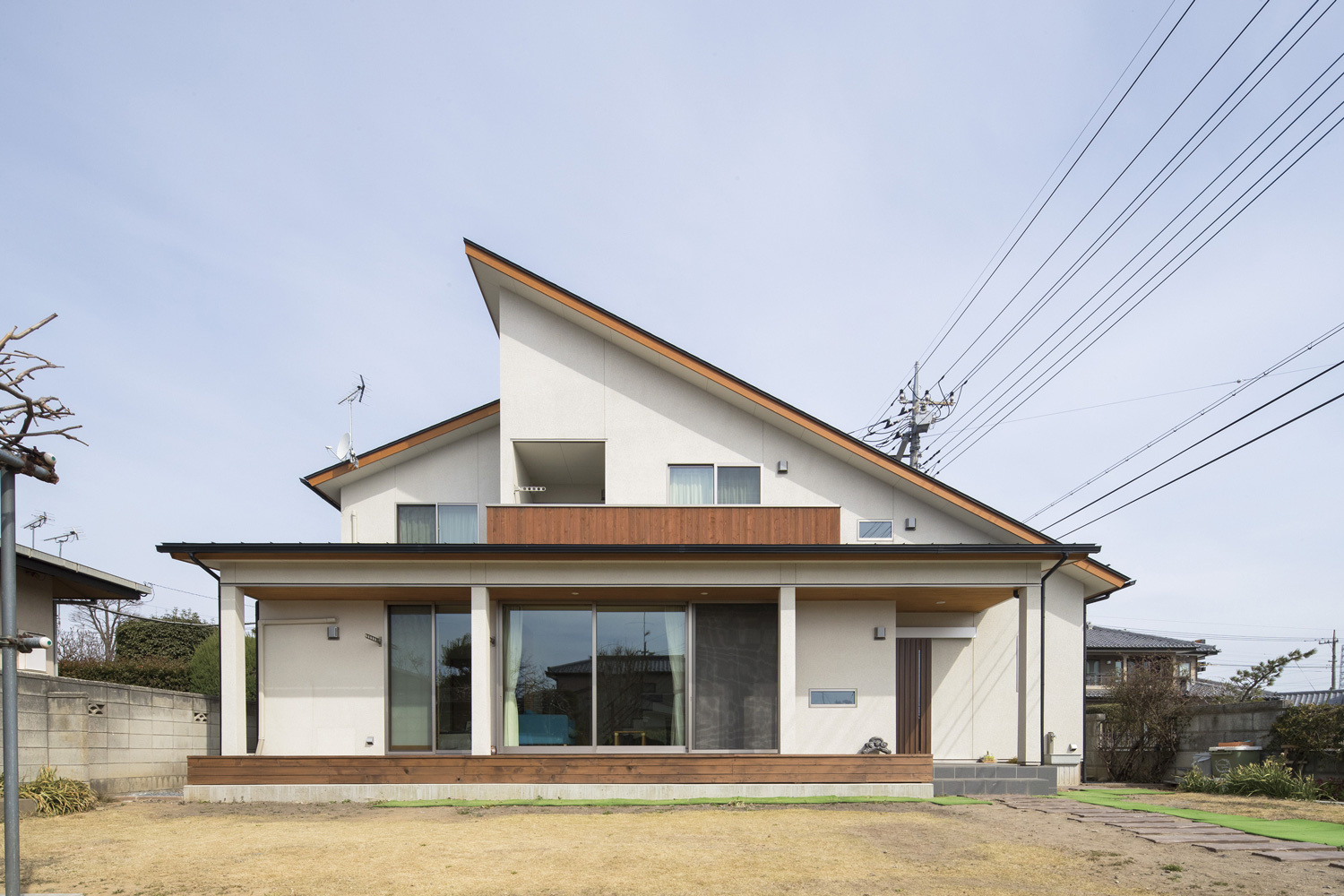 シャープな大屋根が印象的な、木の温もり溢れる外観。