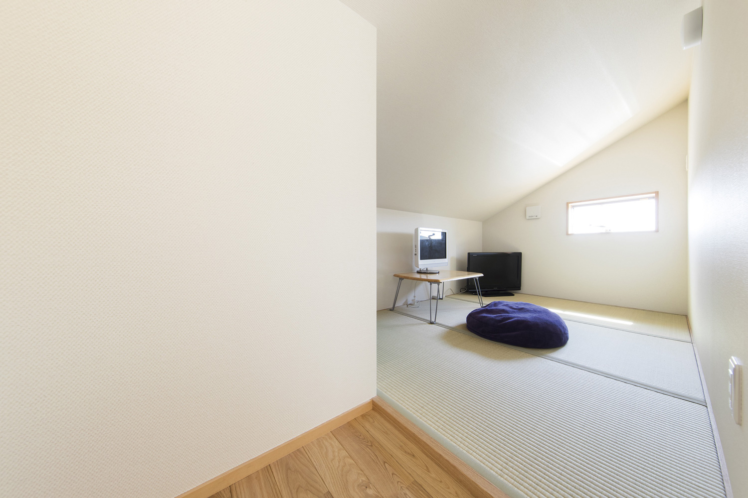 屋根裏のような隠れ家感を楽しむ、落ち着きの畳スペース。