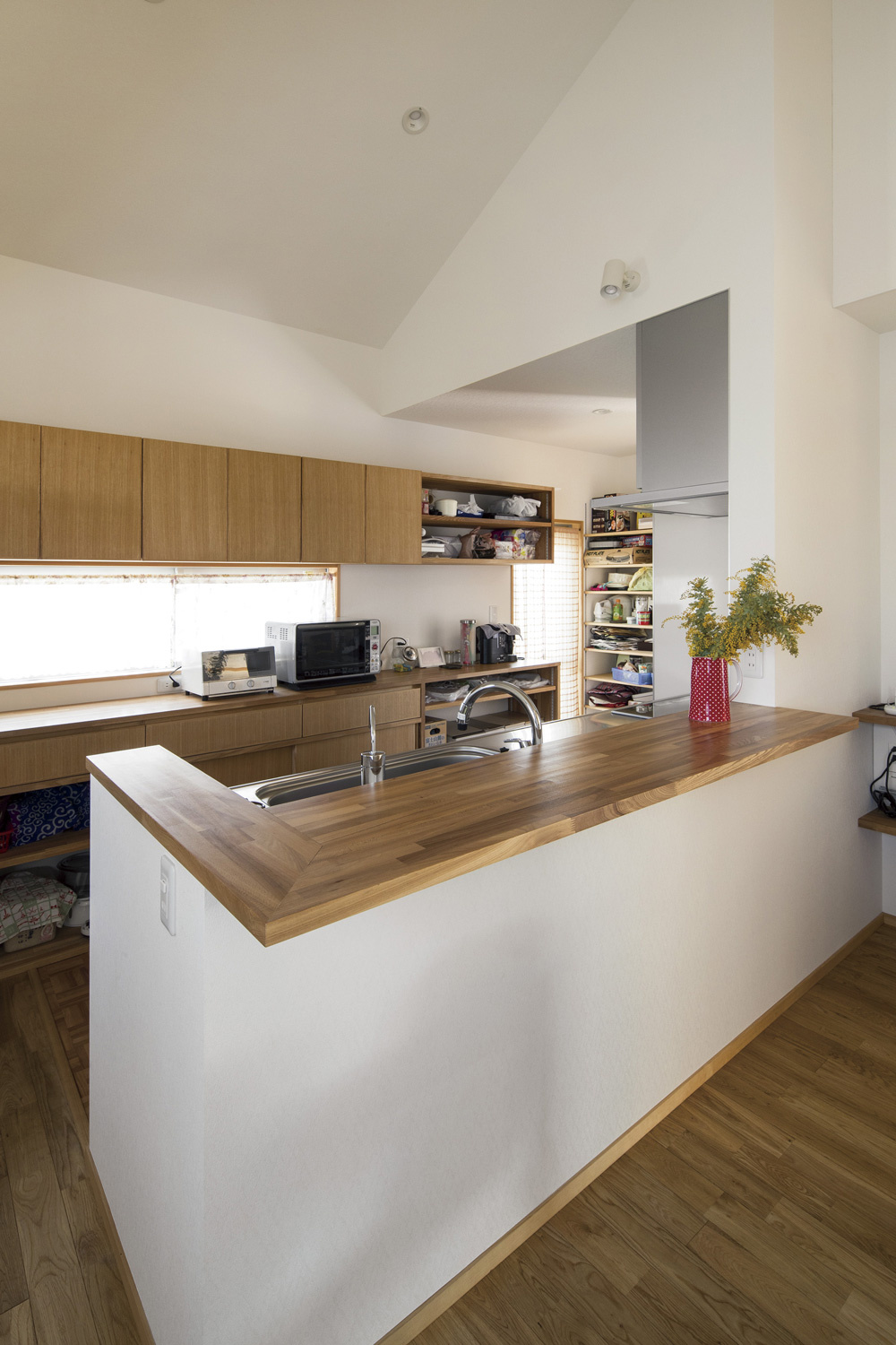 木の質感を活かした、使い勝手の良い対面式キッチン。