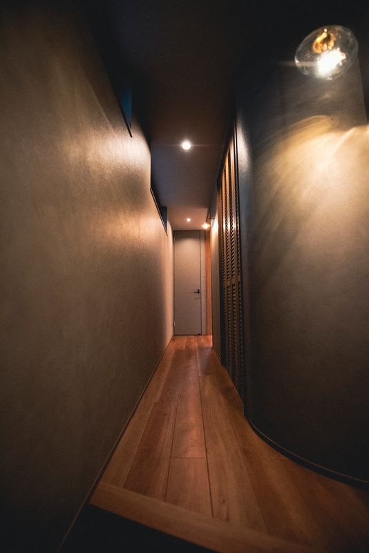 アールの壁が印象的な玄関ホール