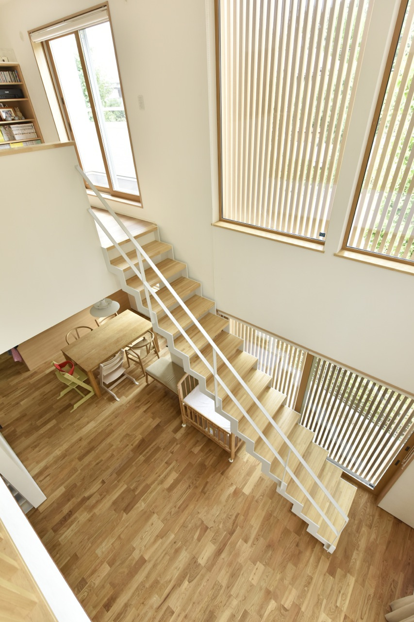 大きな開口からの光を部屋全体に行き渡らせる吹き抜け空間