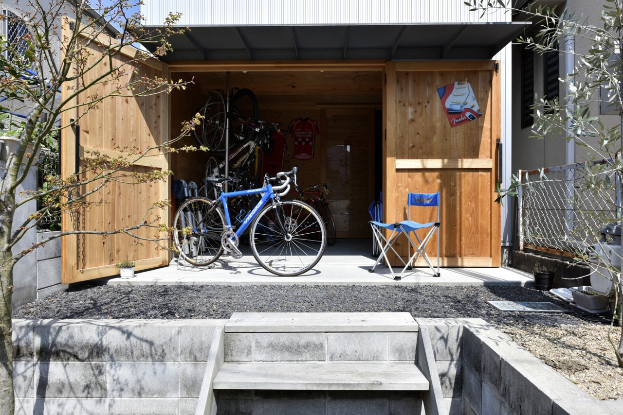 趣味の自転車を楽しむゆったり使える土間コンクリートの玄関スペース