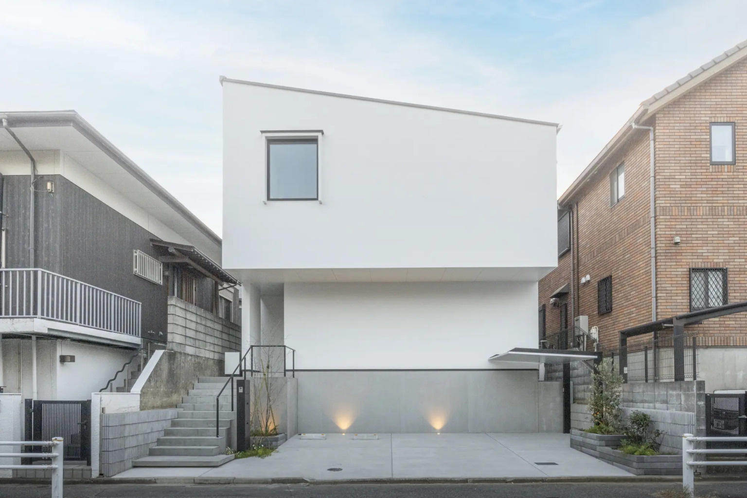都市にひらく、白の住まい
