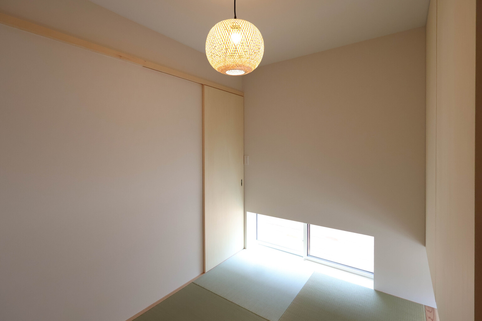 畳のある落ち着いた雰囲気の和室