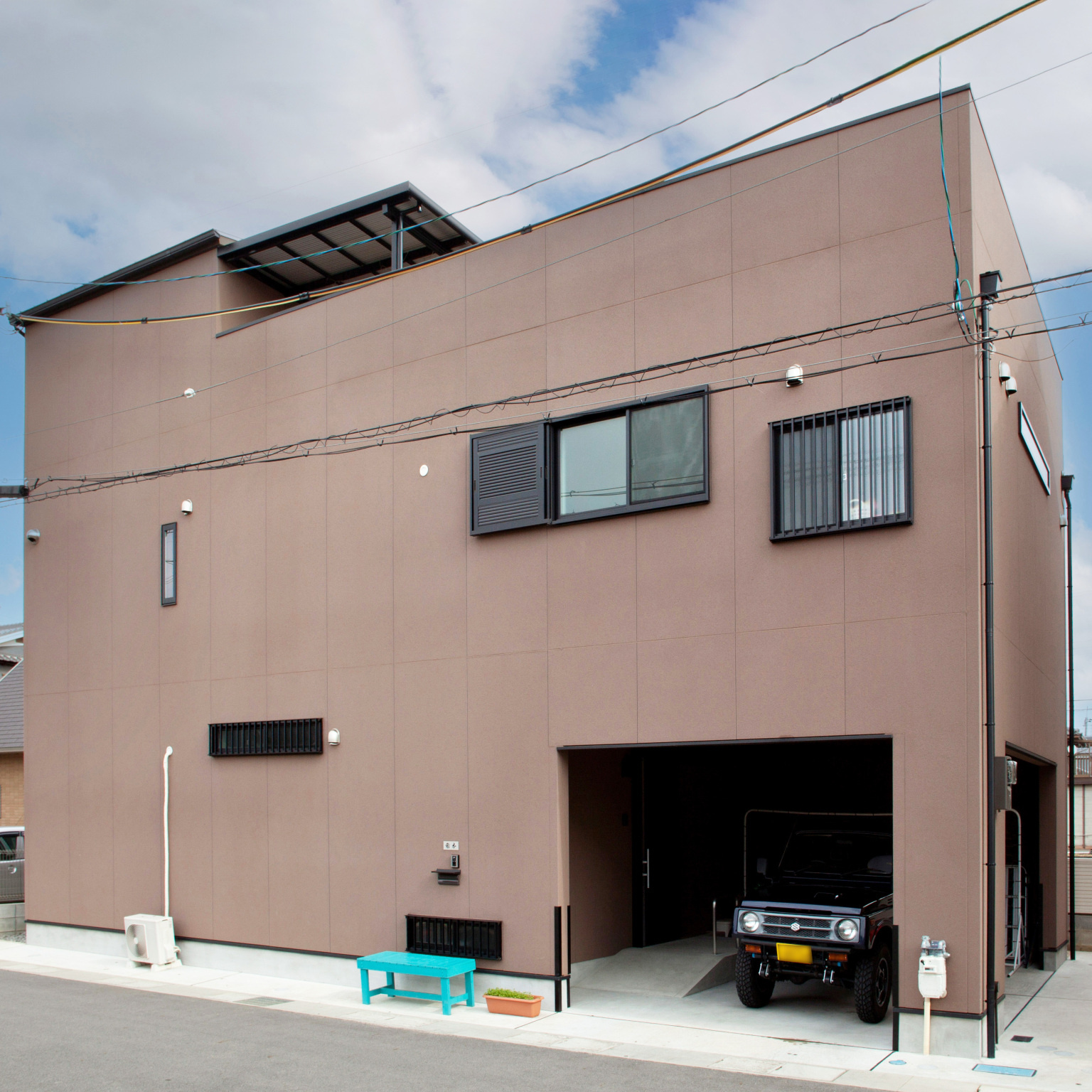 屋上ベランダのあるミッドセンチュリーの家。