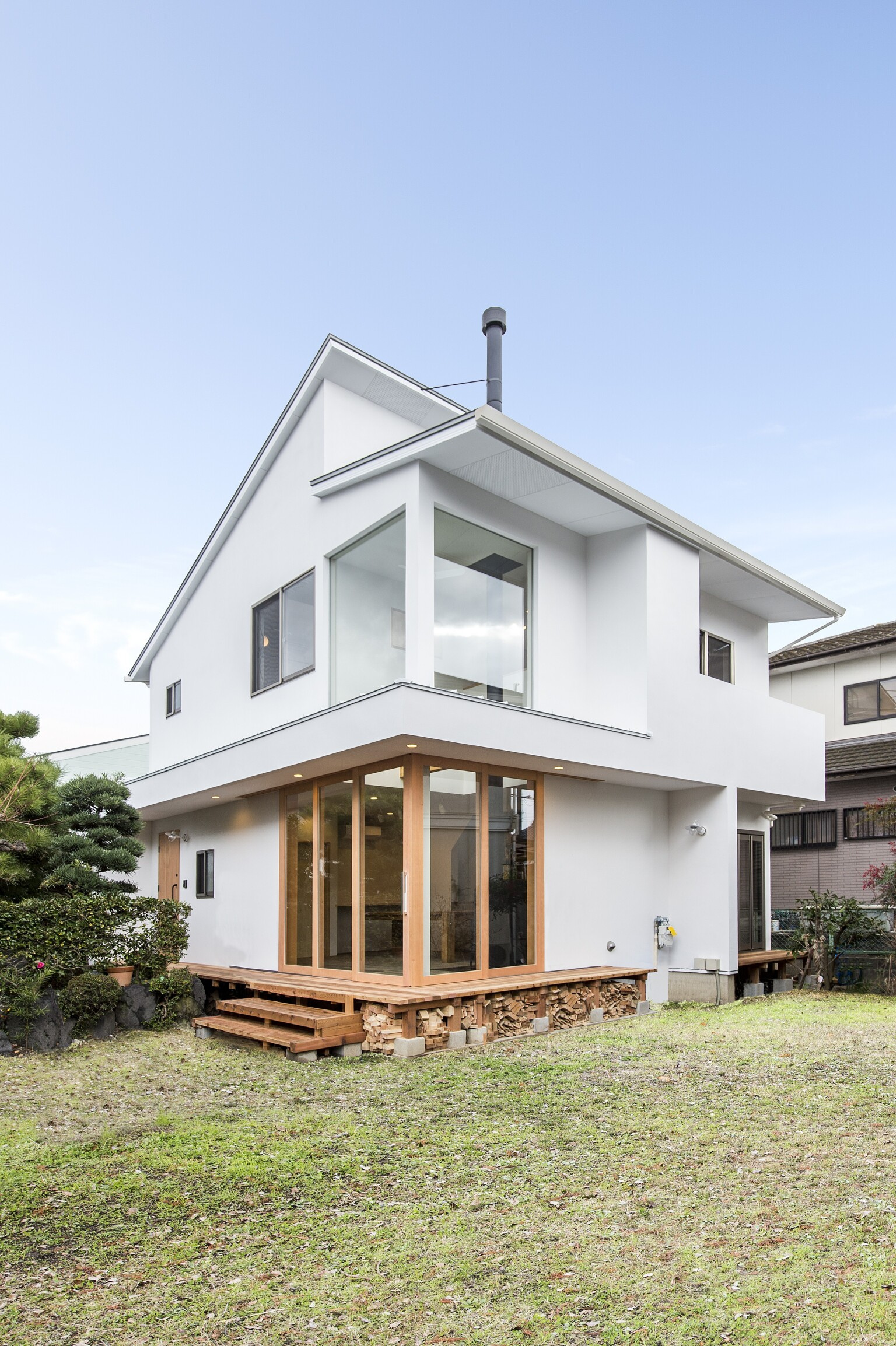 差しかけ屋根と煙突が可愛い外観