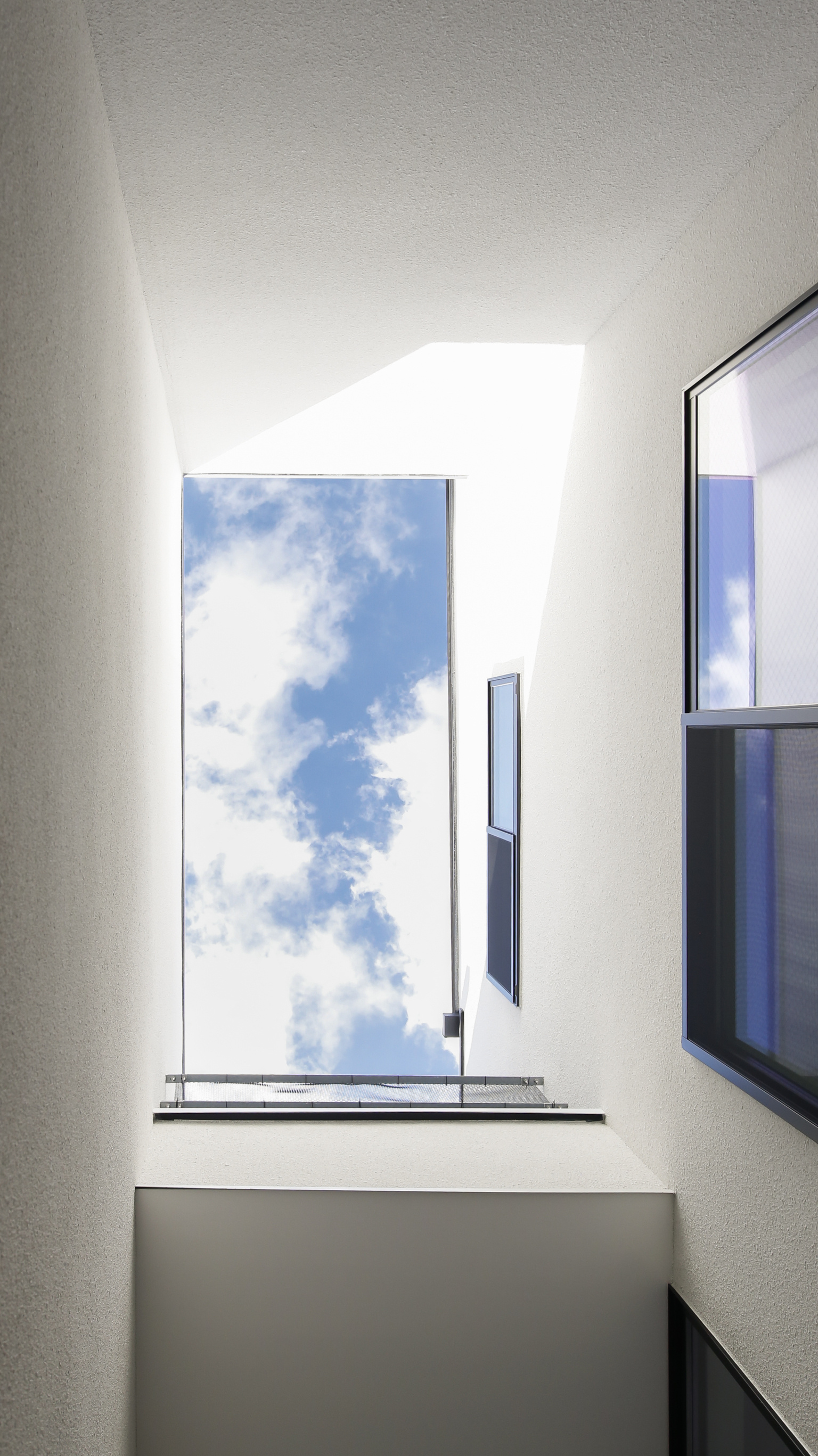 空を眺められる１階の中庭