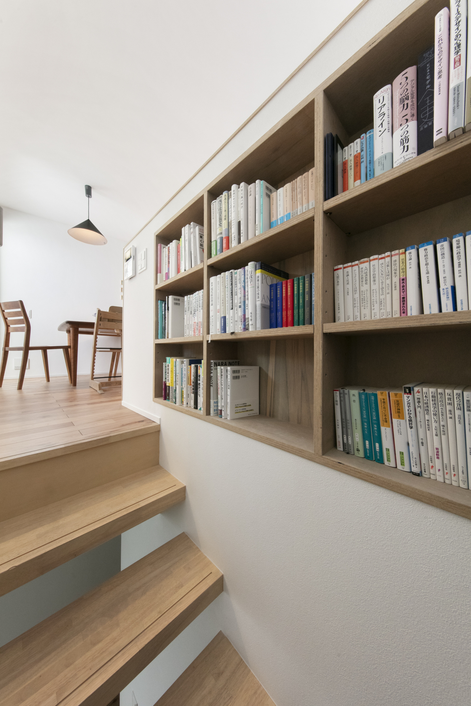 階段も読書スペースに・腰壁を利用した本棚のある階段